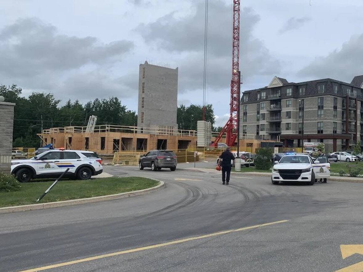 Police and ambulances responded to an accident at the Faubourg du Mascaret complex in Moncton on Monday. (Maya Chebl/Radio-Canada - image credit)