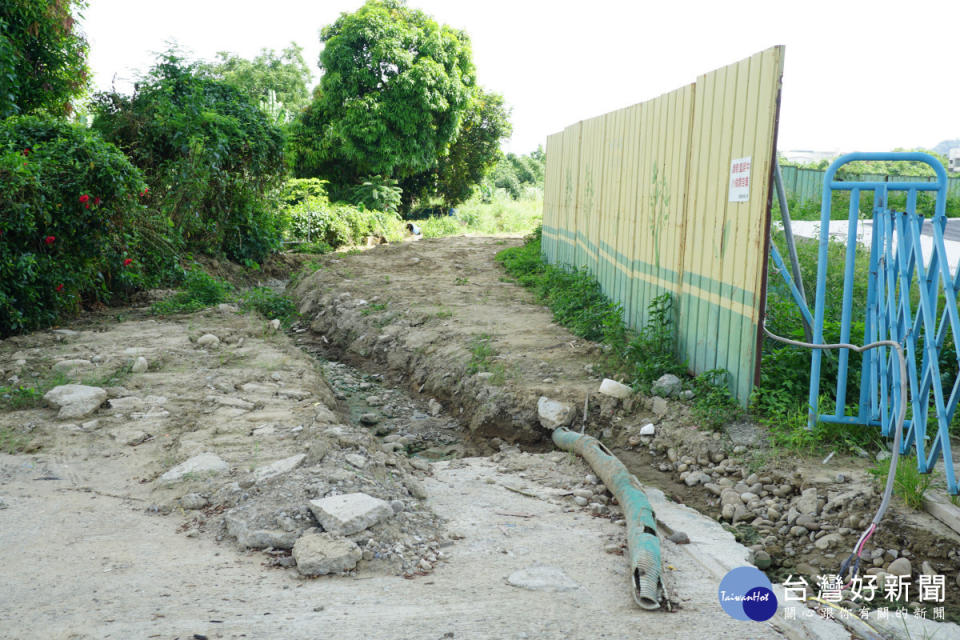 民宅旁土溝淤積多年，高速公路局二工處出動挖溝機完成清淤。