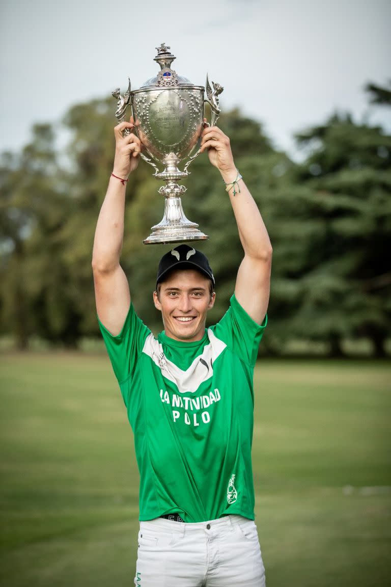 Barto no es extrovertido, pero por la alegría que tenía él mismo propuso esta pose para la foto, un rato luego de conquistar Hurlingham.