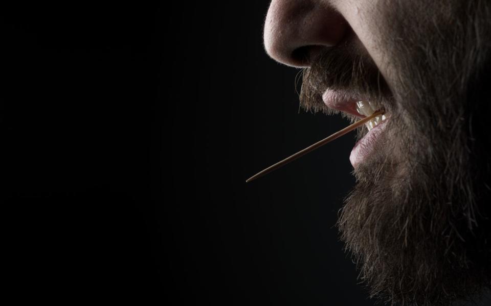 Wenn Sie zu den starken Rauchern gehörten, dann führten Sie täglich circa 200 Mal Ihre Hand zum Mund. Kein Wunder also, dass Sie diese routinierte Bewegung mit der Zigarette nun durch Essen ersetzen wollen. Ein zuckerfreier Lutscher oder eine extra knackige Möhre könnte eine kalorienarme Lösung sein. Alternativ können Sie auch auf einem Zahnstocher herumkauen. (Bild: iStock / MrKornFlakes)