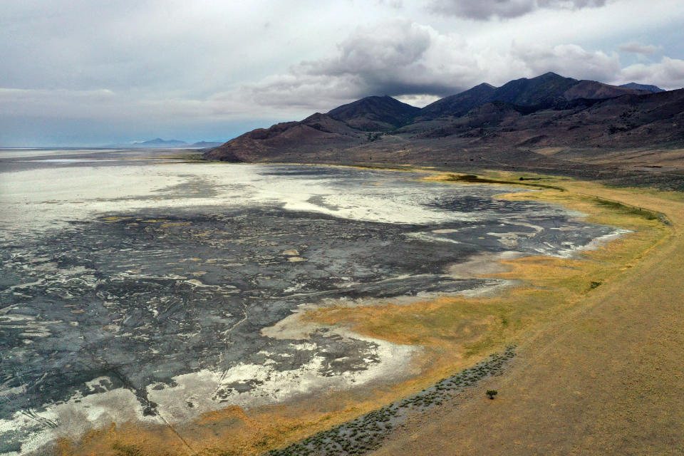 Aerial view showing an area of ​​the Great Salt Lake that was previously underwater is now completely dry near Corinne, Utah (Justin Sullivan/Getty Images file)