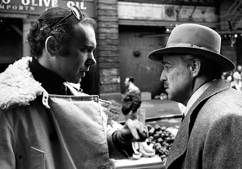 El productor Albert S. Ruddy (izquierda) y el actor Marlon Brando (1924 - 2004) en el set de &#39;El Padrino&#39;, dirigida por Francis Ford Coppola, en Little Italy, Manhattan, New York City, 1972. (Photo by Silver Screen Collection/Getty Images)