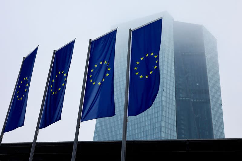 El edificio del Banco Central Europeo (BCE) en medio de la niebla antes de la conferencia de prensa mensual tras la reunión de política monetaria del BCE en Fráncfort, Alemania