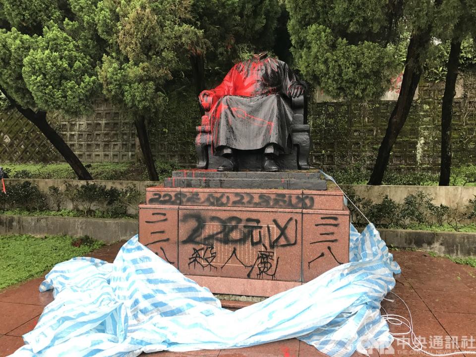 台北市陽明山花鐘公園旁的蔣中正銅像，22日被人發現遭人砍頭，並漆上228元凶等字眼，警方表示，現場遺留小鋸子，斷頭則不翼而飛。(資料照)