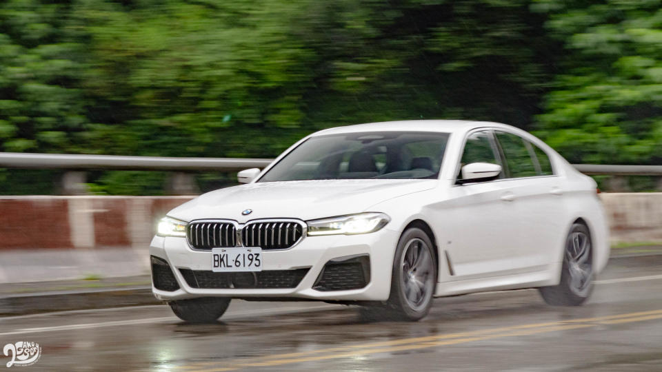 520i M Sport 標配路感較清晰的 M 款運動化懸吊，但仍維持主管房車該有的舒適性。