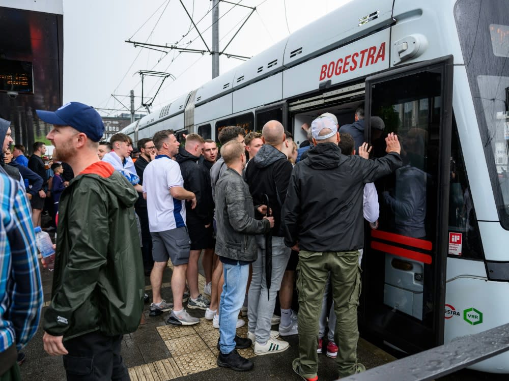 Fans suchen nach einem Platz in der Bahn (IMAGO/JESPER ZERMAN)