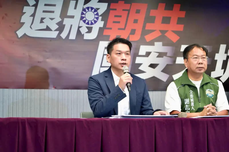 ▲李柏毅也反嗆柯文哲過去以二二八家屬身分痛批國民黨，現在旁邊站的是侯友宜、邱毅。（圖／翻攝畫面）