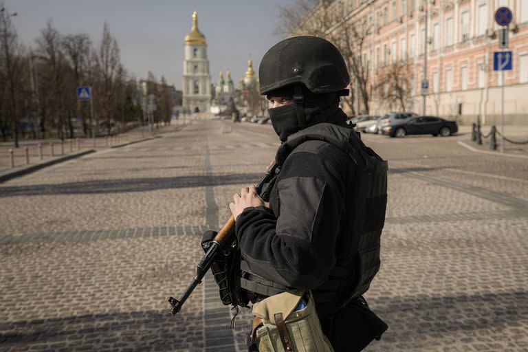 Un militar ucraniano en un puesto de control en Kiev, Ucrania, el jueves 24 de marzo de 2022. 