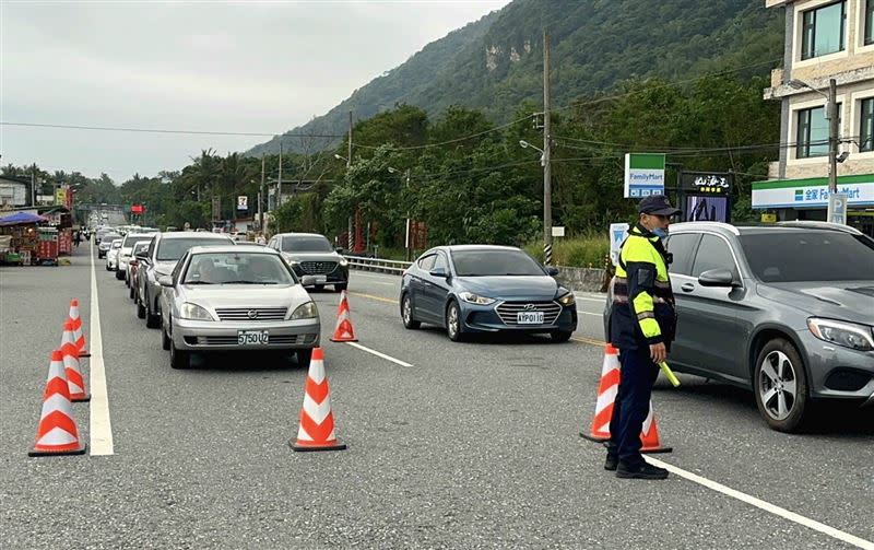 花蓮縣警察局局長呂世明透露，有不少遊客特地拉下車窗對執行交通疏導疏導的員警暖心打氣。（圖／翻攝畫面）