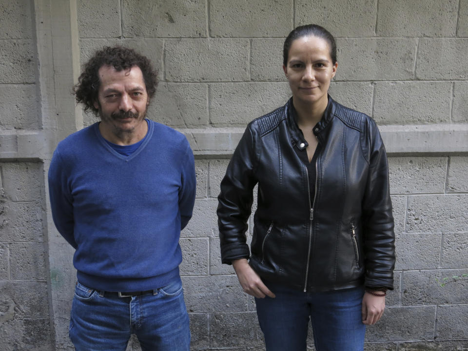 Los ingenieros de sonido mexicanos, Jaime Baksht (izquierda) y Michelle Couttolenc. Ambos trabajaron en la película nominada al Óscar “Sound of Metal”, (AP)