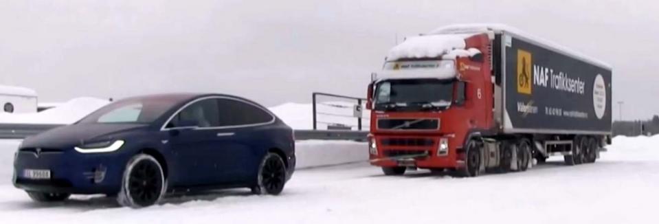 網路上有許多Tesla Model X在雪地中拖著卡車的影片，也讓人對Tesla Model X強悍性能嘆為觀止