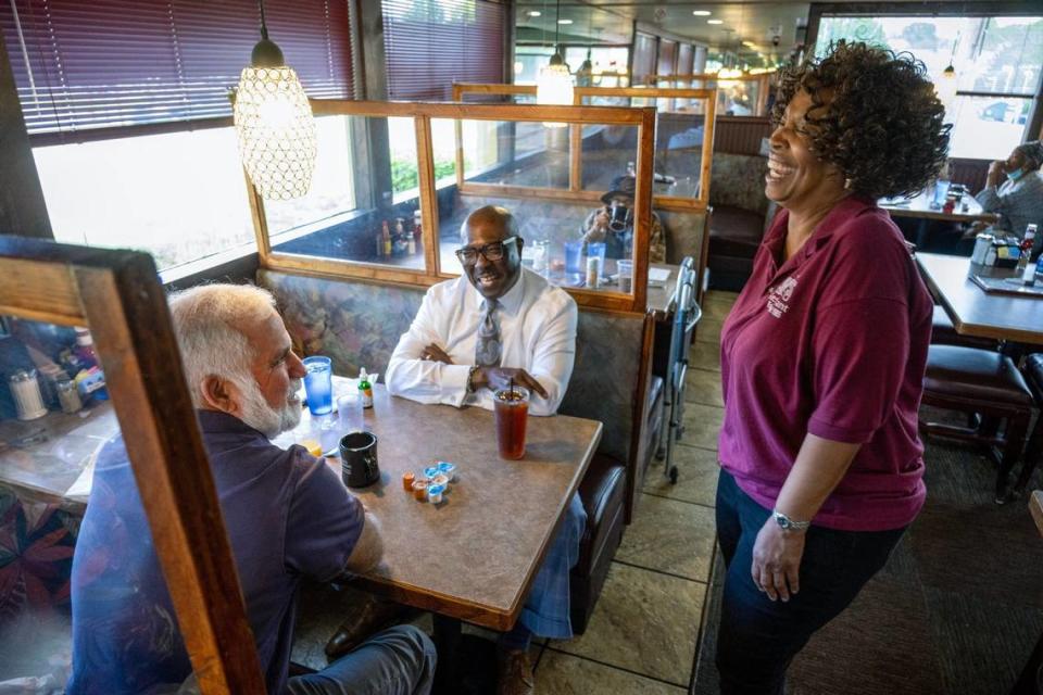 The Star’s Vahe Gregorian, left, and Bob Kendrick, president of the Negro Leagues Baseball Museum, share a laugh with Denise Ward, founder of Niecie’s Restaurant, who stopped by their table during breakfast. Tammy Ljungblad/Tljungblad@kcstar.com