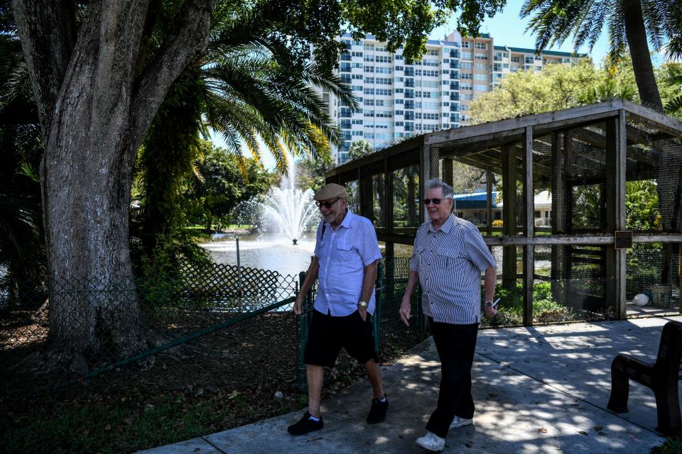 Orang tua berjalan di dalam John Knox Village yang sepi, sebuah komunitas pensiunan di Pantai Pompano, Florida pada 21 Maret 2020. - Hampir satu miliar orang dikurung di rumah mereka di seluruh dunia ketika jumlah kematian akibat virus korona global mencapai 12,000 dan negara bagian AS meluncurkan tinggal di -langkah-langkah rumah sudah diberlakukan di seluruh Eropa. Lebih dari sepertiga orang Amerika menyesuaikan diri dengan kehidupan dalam berbagai fase penguncian virtual -- termasuk di tiga kota terbesar AS di New York, Los Angeles, dan Chicago -- dengan lebih banyak negara bagian diperkirakan akan meningkatkan pembatasan. (Foto oleh CHANDAN KHANNA / AFP) (Foto oleh CHANDAN KHANNA/AFP via Getty Images)