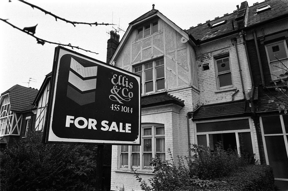 PA NEWS PHOTO 15/11/83  THE SECOND FLOOR FLAT OF MASS MURDERER DENNIS ANDREW NILSEN WHO LIVED AT NO. 23 CRANLEY GARDENS, MUSWELL HILL, LONDON