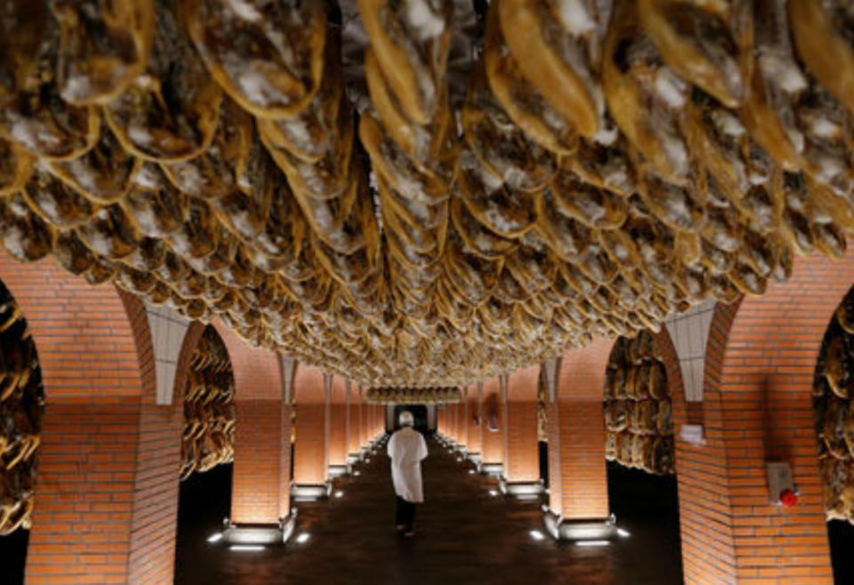 <p>Países europeos como Francia, Alemania o Italia son los grandes importadores de jamón ibérico, aunque ha crecido su demanda en lugares como Estados Unidos, México, Japón o China, país que se ha convertido en el principal importador de carne fresca de cerdo española. (Foto: Marcelo del Pozo / Reuters). </p>