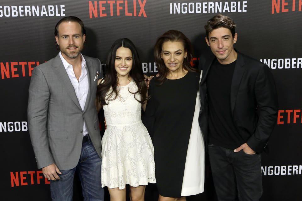 De izquierda a derecha los actores mexicanos Erik Hayser, Alicia Jaziz y Aida López y el actor cubano Alberto Guerra posan durante un evento de promoción de la nueva serie de Netflix, "Ingobernable", el miércoles 22 de marzo del 2017 en la Ciudad de México. La serie estelarizada por Kate del Castillo se estrena el viernes en 19 países. (AP Foto/Marco Ugarte)