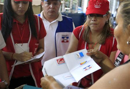 Electoral officials count ballots after closing a polling station during presidential elections, in San Salvador February 2, 2014. REUTERS/Ulises Rodriguez