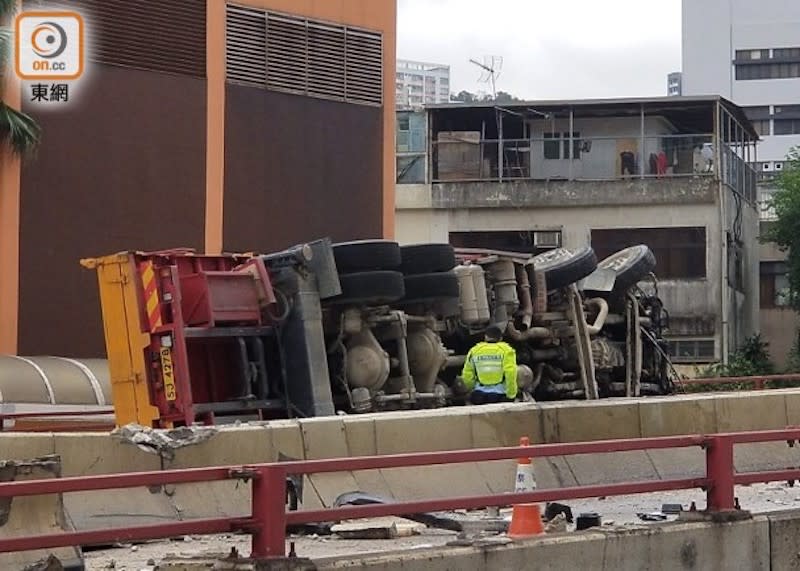 吊臂車翻側橫亘路中。(胡德威攝)
