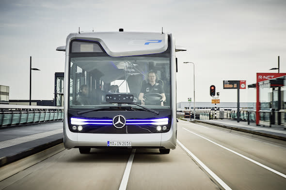 Mercedes-Benz Future Bus mit CityPilot; teilautomatisiert fahrender Stadtbus mit Ampelerkennung; Hindernis- und FuÃŸgÃ¤ngererkennung; 10 Kameras; automatisierte Haltestellenfahrten; Radarsysteme fÃ¼r Nah- und Fernbereich Basisfahrzeug: Mercedes-Benz Citaro; OM 936 mit 220 kW/299 PS; 7,7 L Hubraum, LÃ¤nge/Breite/HÃ¶he: 12.135/2.550/3.120Â mm ;Mercedes-Benz Future Bus with CityPilot; semi-automated city bus with traffic light recognition; recognition of obstacles and pedestrians; automated bus stop approaches basic vehicle: Mercedes-Benz Citaro; OM 936 rated at 220 kW/299 hp; displacement 7.7 l; length/width/height: 12135/2550/3120 mm; 