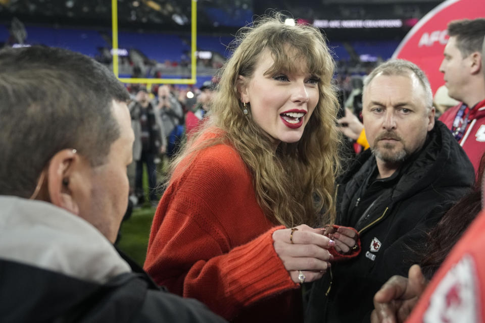 Taylor Swift charla en la cancha después del partido de campeonato AFC NFL entre los Ravens de Baltimore y los Chiefs de Kansas City el domingo 28 de enero de 2024, en Baltimore. (Foto AP/Alex Brandon)