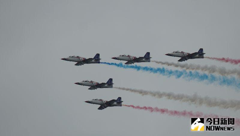 ▲雙十國慶，空軍雷虎特技小組AT-3教練機，採5機大雁隊形，由總統府後方向前通過觀禮臺上空，藉由整齊的隊形，以及藍白紅三色彩煙，為中華民國111年國慶大會畫下圓滿的句點。（圖／記者呂炯昌攝，2022.10.10）