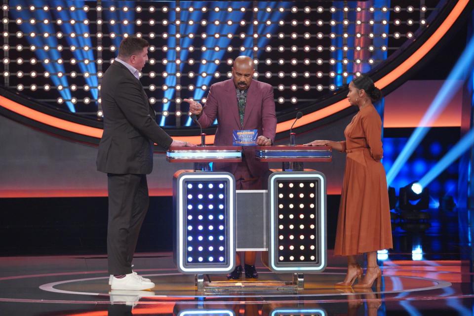 <p>What's proper podium etiquette, you ask? A former contestant <a href="https://www.reddit.com/r/IAmA/comments/21tyy5/iama_former_family_feud_contestantwinner_ama/" rel="nofollow noopener" target="_blank" data-ylk="slk:revealed;elm:context_link;itc:0;sec:content-canvas" class="link ">revealed</a> that producers ask families <em>not</em> to hit it, so when you're going for that buzzer, don't miss! </p>