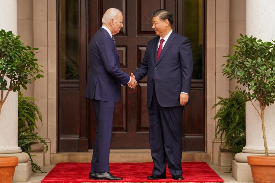 2023年11月15日，美國總統拜登與中國國家主席習近平在舊金山費羅麗莊園握手，展開雙邊會談。路透社