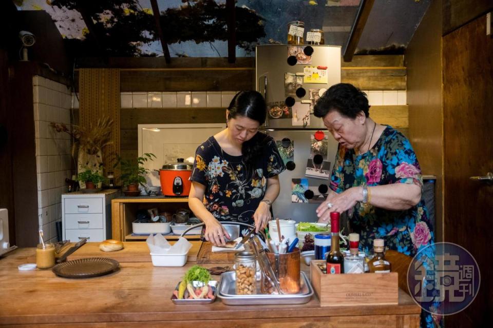 施媽媽（右）心疼女兒顧店辛苦，不時飛來台灣陪伴，順道秀幾手好廚藝。