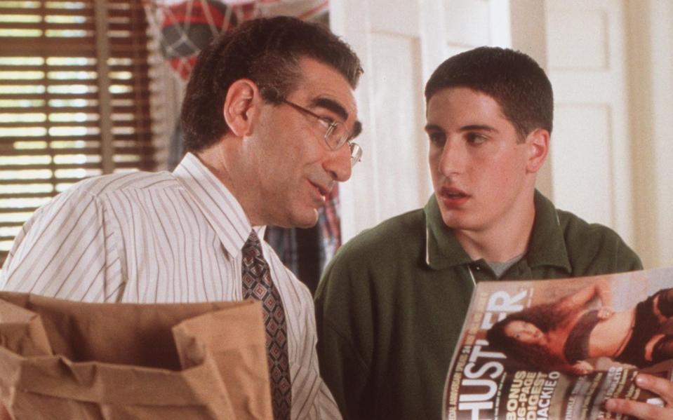 Wie fühlt sich ein heißer Apfelkuchen an - untenrum? In der Teeniekomödie "American Pie" (1999, Szene mit Eugene Levy, links) und diversen Fortsetzungen machte der notgeile Teenager Jim die Probe aufs Exempel. (Bild: Getty Images)