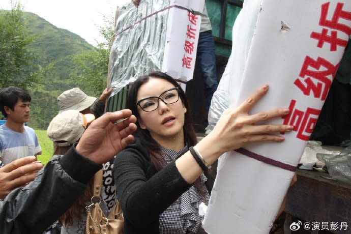 甘肅地震｜彭丹發振災相「天佑甘肅」被內地網民質疑造假：甘肅那邊的天氣穿單衣就可以？