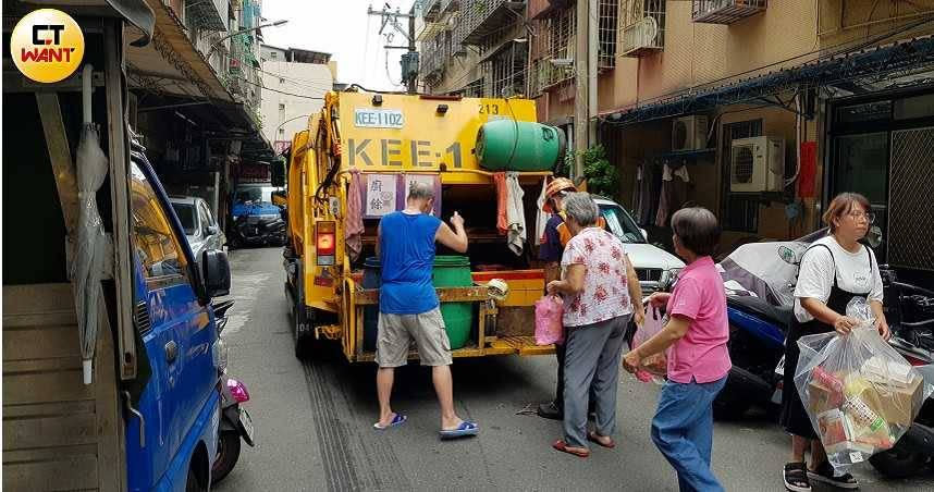 六都過年垃圾車清運時間出爐，趕快筆記不要錯過。（示意圖／記者謝東明攝）