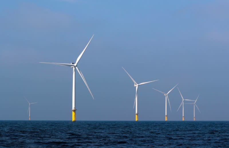 La France a attribué au total six parcs en mer en 2012 et 2014 représentant plus de 400 éoliennes et une puissance cumulée de 2.916 mégawatts (MW), avec des tarifs de rachat garantis sur 20 ans. /Photo d'archives/REUTERS/Yves Herman