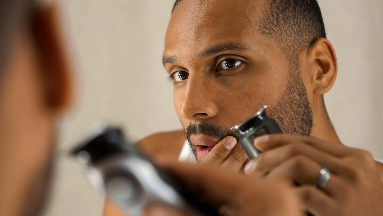  Man shaving his face. 