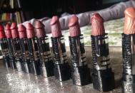 <p>Diese Lippenstifte sorgten im Mai 2016 für Furore im Netz: Plötzlich wollten sich alle die Lippen mit einem kleinen "Taschenpenis" nachziehen. (Bild: Instagram/prozac_morris) <a rel="nofollow" href="https://de.style.yahoo.com/post/144758315543/hype-again-lippenstifte-in-penis-form-total" data-ylk="slk:Hier lesen Sie die komplette Geschichte.;elm:context_link;itc:0;sec:content-canvas" class="link ">Hier lesen Sie die komplette Geschichte.</a> </p>