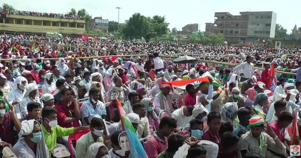 Many supporters at Congress-RJD rally didn’t wear masks. 