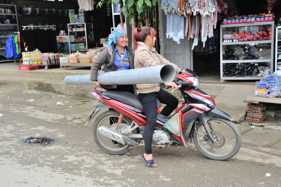 VIVRE AU VIETNAM : LE TUYAU ET LA MOTO par louis.foecy.fr