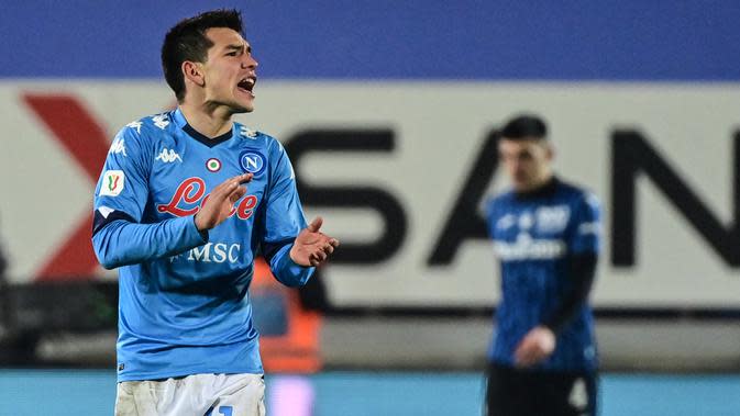 Penyerang Napoli, Hirving Lozano bersorak setelah mencetak gol ke gawang Atalanta pada pertandingan leg kedua semifinal Coppa Italia di stadion Azzurri d'Italia di Bergamo, Kamis (11/2/2021).  Atalanta menang atas Napoli 3-1. (AFP/Miguel Medina)