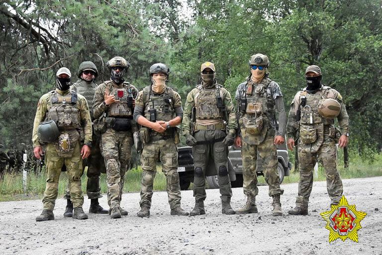 Soldados bielorrusos de las Fuerzas de Operaciones Especiales posan al lado de mercenarios del Grupo Wagner cerca de la ciudad fronteriza de Brest, Bielorrusia