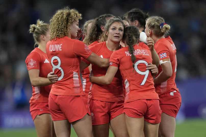 Amy Wilson Hardy, de Gran Bretaña, en el centro, con sus compañeras de equipo después de perder su partido de cuartos de final frente a EE.UU. en Rugby 7 femenino.