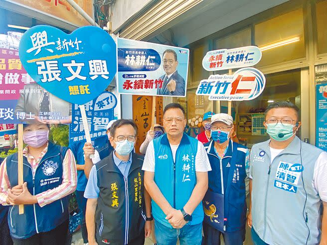 國民黨新竹市長參選人林耕仁（中）3日表示，新竹市Youbike低使用率的問題，突顯市府當初規畫站點時並未做好評估。（陳育賢攝）