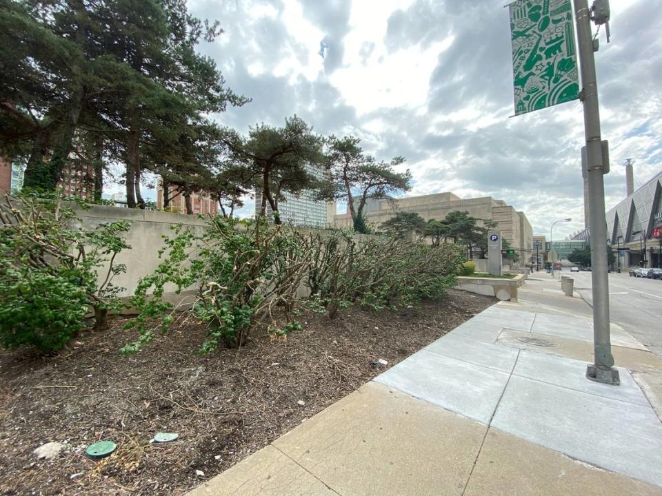 One study of the plaza referred to it as “forlorn.” This is a perimeter view.