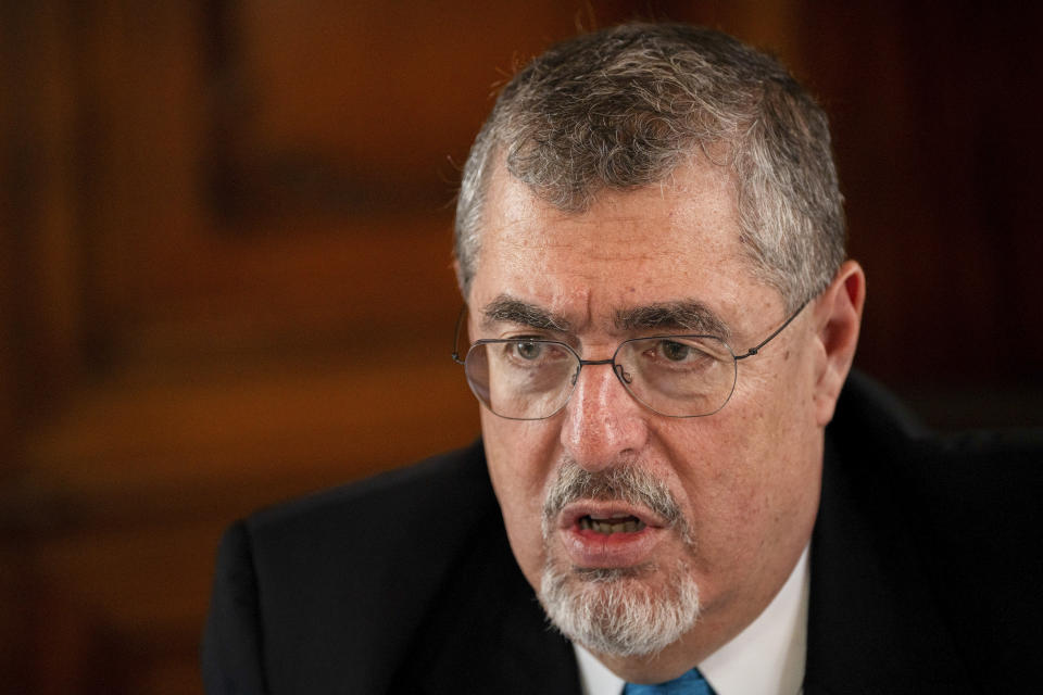 El presidente de Guatemala, Bernardo Arévalo, habla durante una entrevista en el Palacio Nacional en Ciudad de Guatemala, el jueves 20 de junio de 2024. (AP Foto/Santiago Billy)