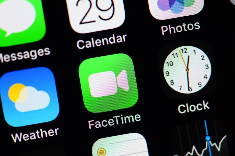 El logo of FaceTime, grupo de llamadas de Apple, en la pantalla de un iPhone. Foto: ODD ANDERSEN/AFP/Getty Images)