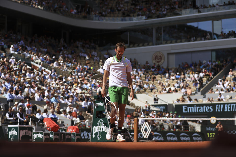 Daniil Medvedev camina hacia la línea de fondo durante el partido contra Thiago Seyboth Wild la primera ronda del Abierto de Francia, el martes 30 de mayo de 2023, en París. (AP Foto/Aurelien Morissard)