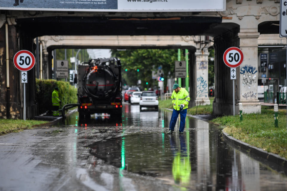 I livelli del Seveso e del Lambro sono saliti di 3 metri in mezz'ora. Centinaia le chiamate ai Vigili del Fuoco: oltre 100 gli uomini impiegati per aiutare persone rimaste bloccate nei sottopassi o negli ascensori. (Foto Claudio Furlan - LaPresse)