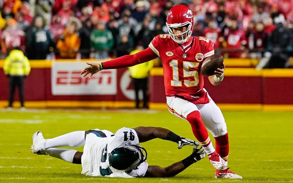 Nov 20, 2023; Kansas City, Missouri, USA; Kansas City Chiefs quarterback Patrick Mahomes (15) scrambles against <a class="link " href="https://sports.yahoo.com/nfl/teams/philadelphia/" data-i13n="sec:content-canvas;subsec:anchor_text;elm:context_link" data-ylk="slk:Philadelphia Eagles;sec:content-canvas;subsec:anchor_text;elm:context_link;itc:0">Philadelphia Eagles</a> defensive tackle <a class="link " href="https://sports.yahoo.com/nfl/players/25722" data-i13n="sec:content-canvas;subsec:anchor_text;elm:context_link" data-ylk="slk:Fletcher Cox;sec:content-canvas;subsec:anchor_text;elm:context_link;itc:0">Fletcher Cox</a> (91) during the first half at GEHA Field at Arrowhead Stadium. Mandatory Credit: Jay Biggerstaff-USA TODAY Sports