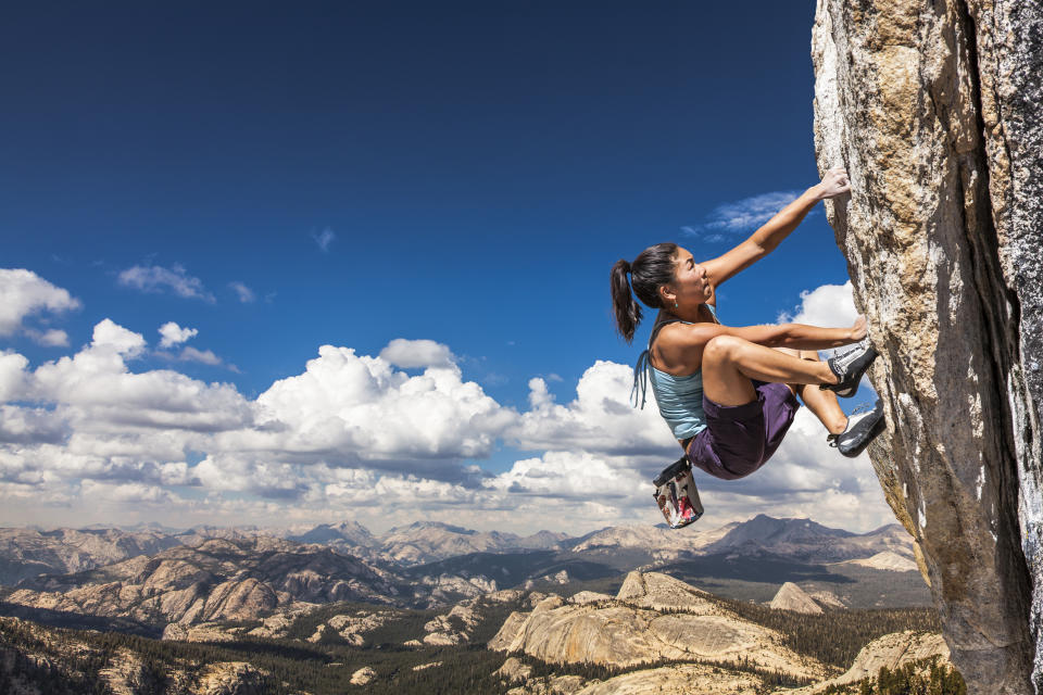 Desde la escalada a la bicicleta de montaña pasando por el paracaidismo o el surf. Incluir en el currículum que eres un amante de los deportes extremos dice de ti que eres alguien sin miedos, que te gusta superar los límites y que te encanta asumir riesgos. (Foto: Getty Images).