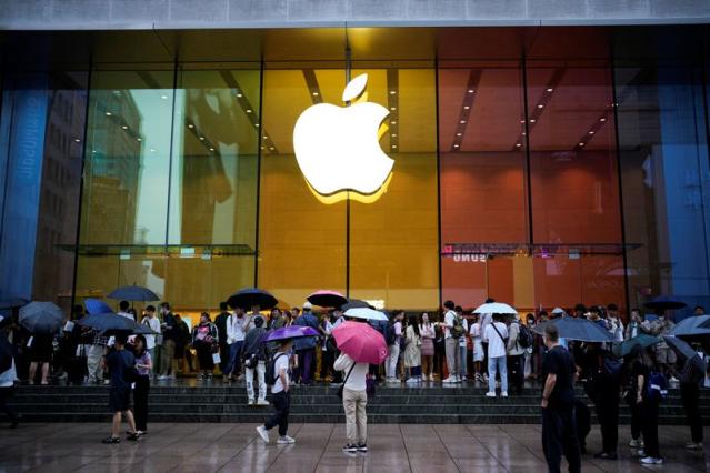 El iPhone 15 sale a la venta en la tienda insignia de Apple en Shanghái
