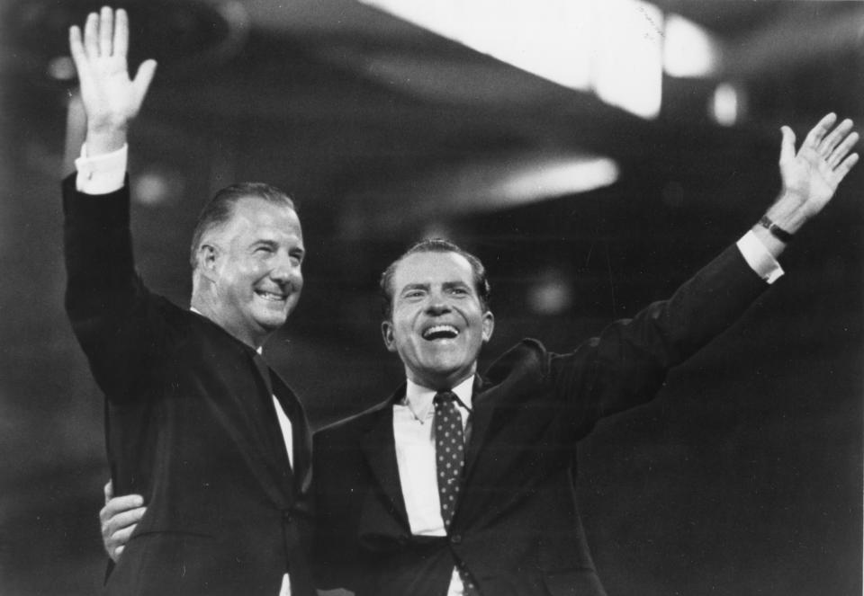 Gerald Ford est devenu président après les démissions successives, à quelques mois d'intervalle, de Spiro Agnew (à gauche) et Richard Nixon (à droite).
