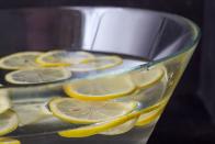 <p>Als biologisches Bleichmittel für fleckige Wäsche oder Textilien mit Grauschleier erzielt Zitronensaft gute Ergebnisse. Dabei wird die Wäsche in einen großen Topf mit kochendem Wasser und in Scheiben geschnittene Zitronen gelegt. Dabei hilft besonders, wenn die Wäschestücke im warmen Zitronenwasser für mindestens eine Stunde eingeweicht und im Anschluss gewaschen werden. (Bild: iStock / Raymund Tan)</p> 